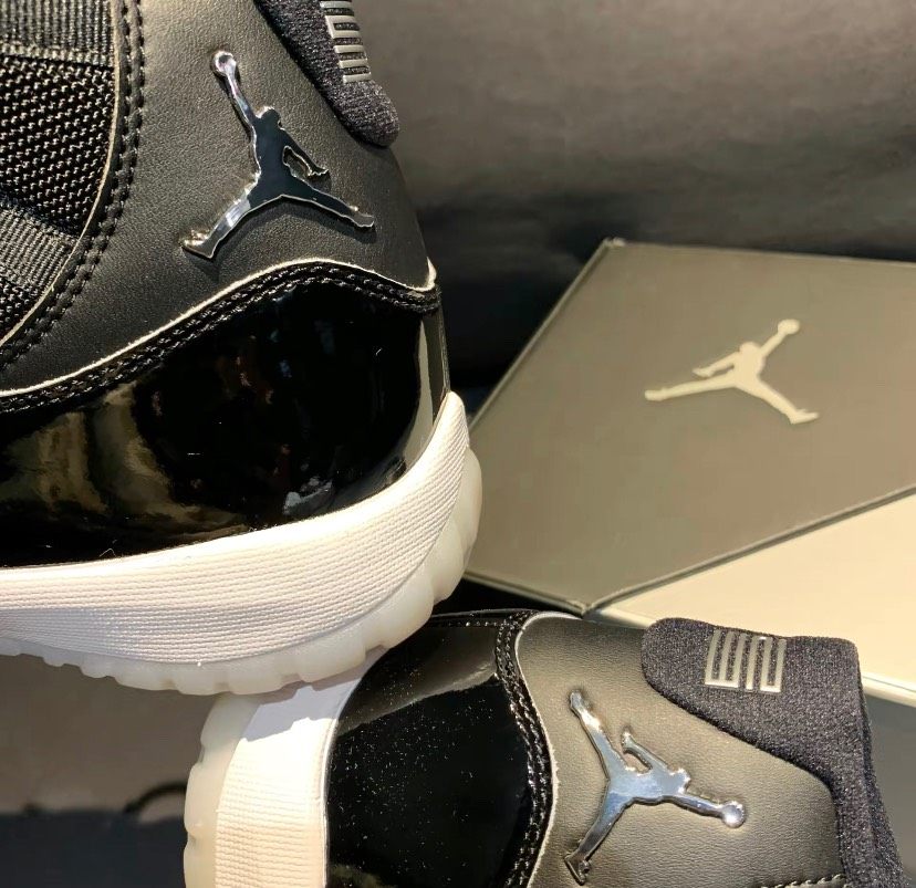 🔘黑白永远的经典配色，去StockX入手这款黑白AJ11 