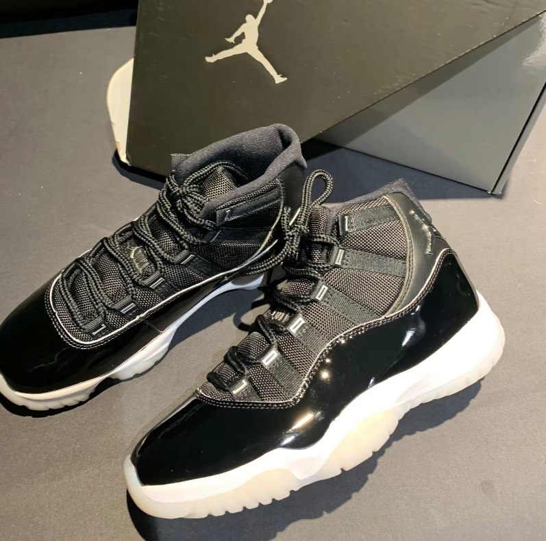 🔘黑白永远的经典配色，去StockX入手这款黑白AJ11 