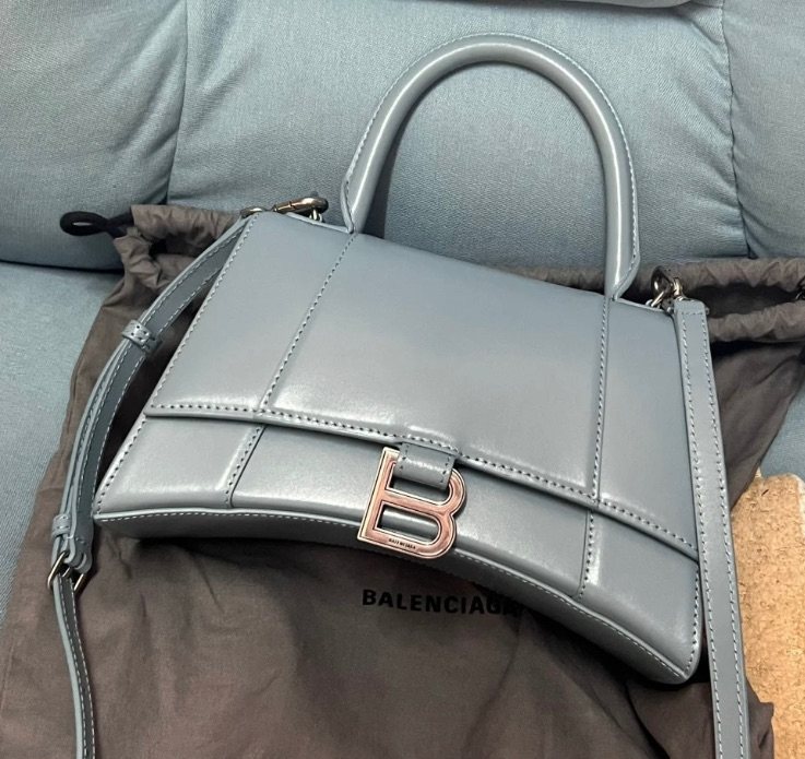 🌑巴黎世家21款雾霾蓝手提包，真的很夏日哦   🐚不知道