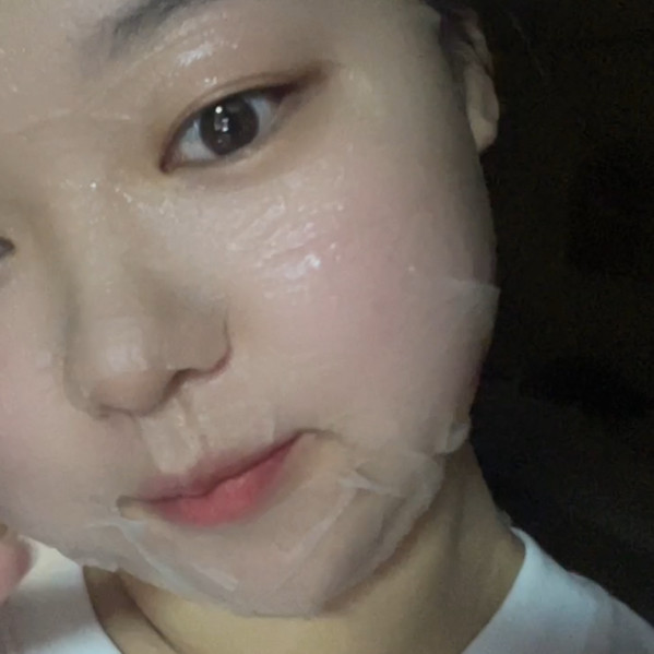 今天要打卡的面膜是HOLIKA的乳木果面膜，最开始被种草是看