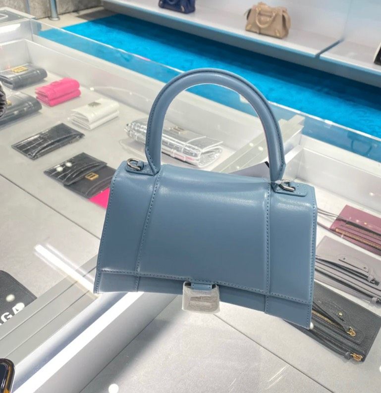 🌑巴黎世家21款雾霾蓝手提包，真的很夏日哦   🐚不知道