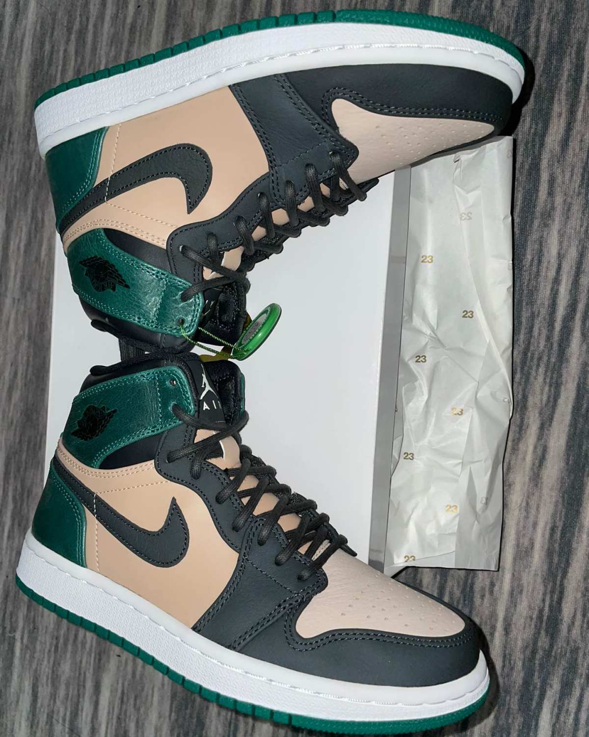 Hi，大家好。好久不见，还是你们的老朋友，情歌。 这次带来的