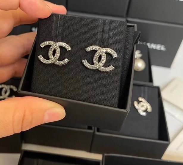 🪐没想到StockX还有香奈儿双C经典款耳饰，赶紧冲  �