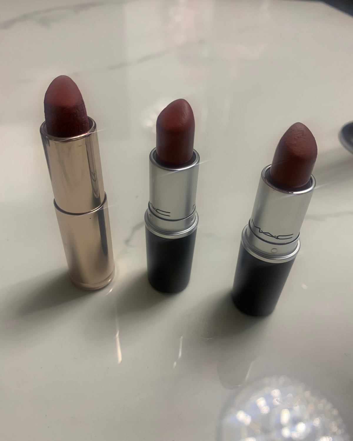 这三支是我现在手里有的橘色调的口红，都是哑光偏干的质地。  