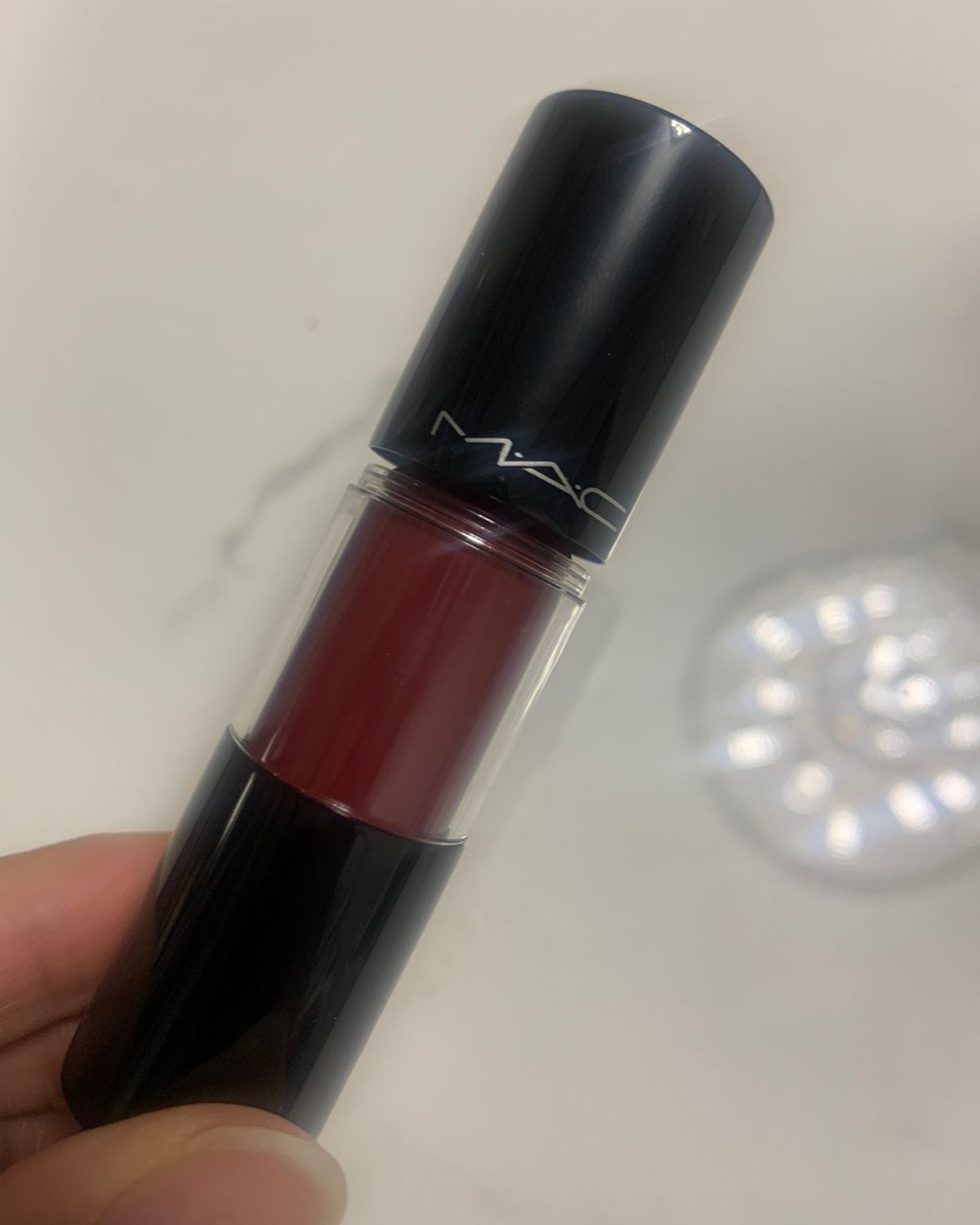 这是我MAC**支唇釉，非常滋润，不显唇纹，深红色，水光感十