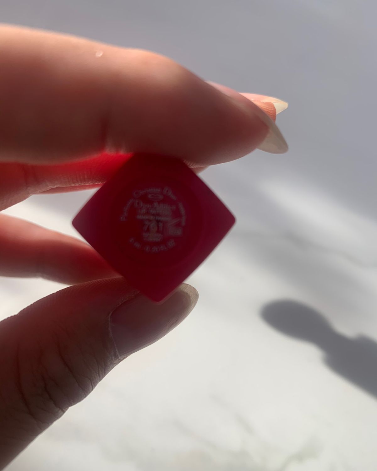 买的特价的染唇液，价格比较便宜，色号是761。  染唇液顾名