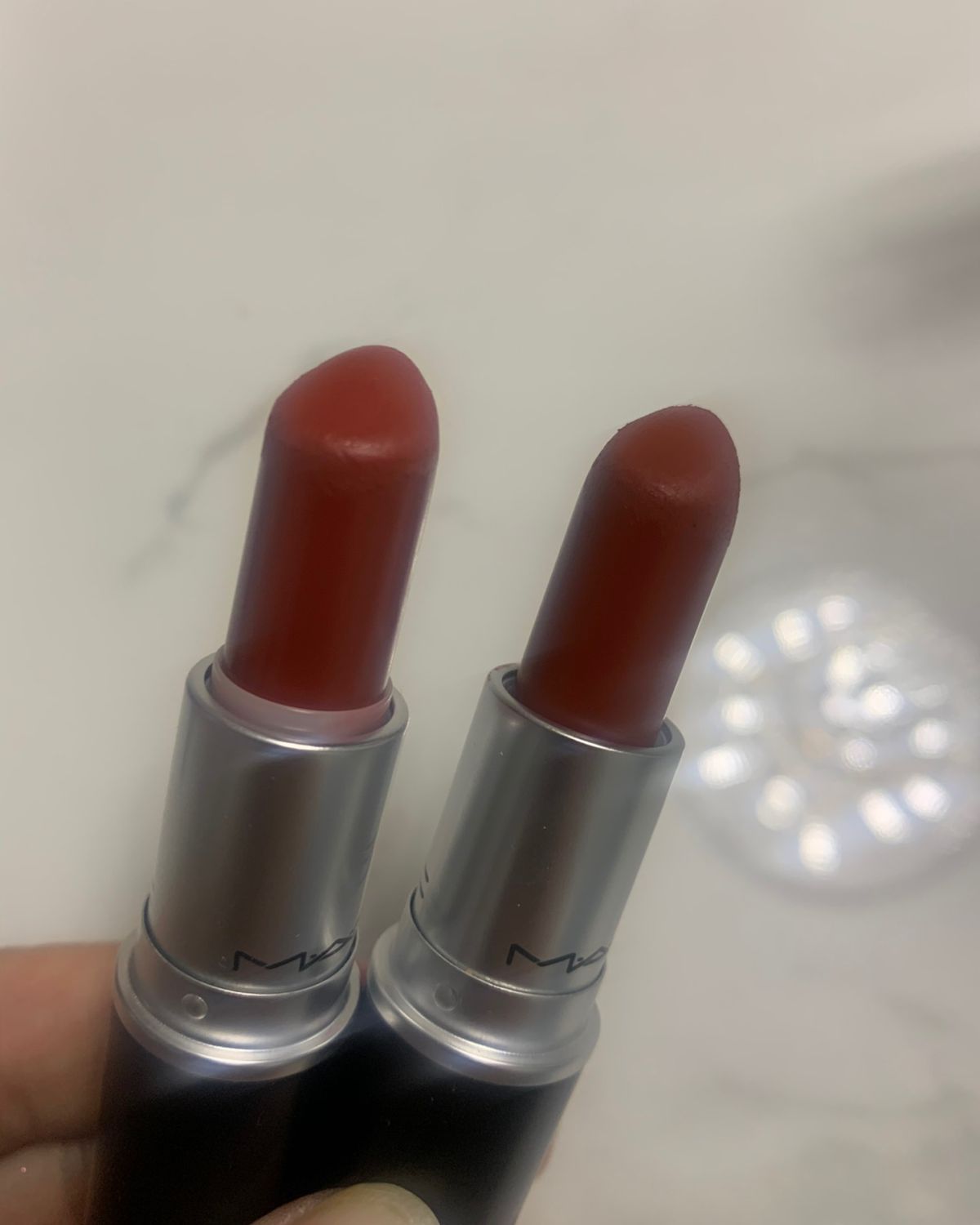 这三支是我现在手里有的橘色调的口红，都是哑光偏干的质地。  