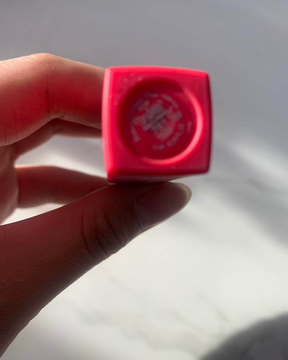 买的特价的染唇液，价格比较便宜，色号是761。  染唇液顾名