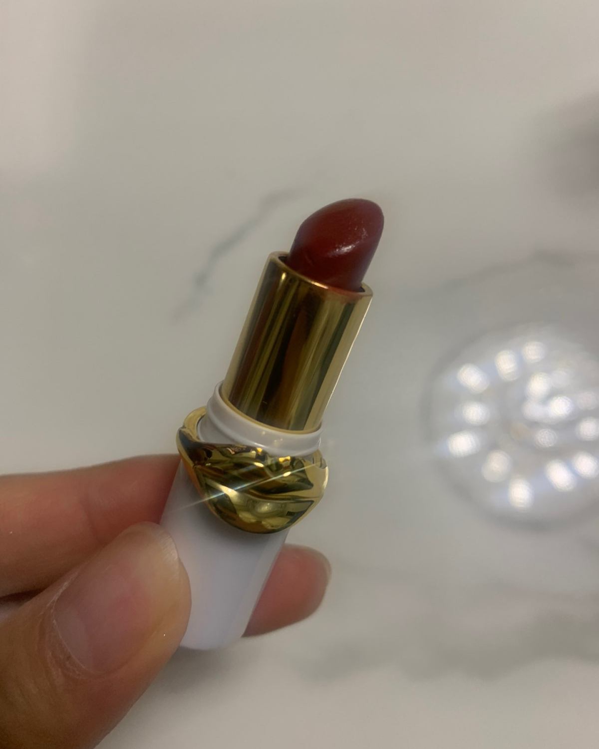 雅诗兰黛420口红大家应该都不陌生，超级气质的玫瑰豆沙红。适