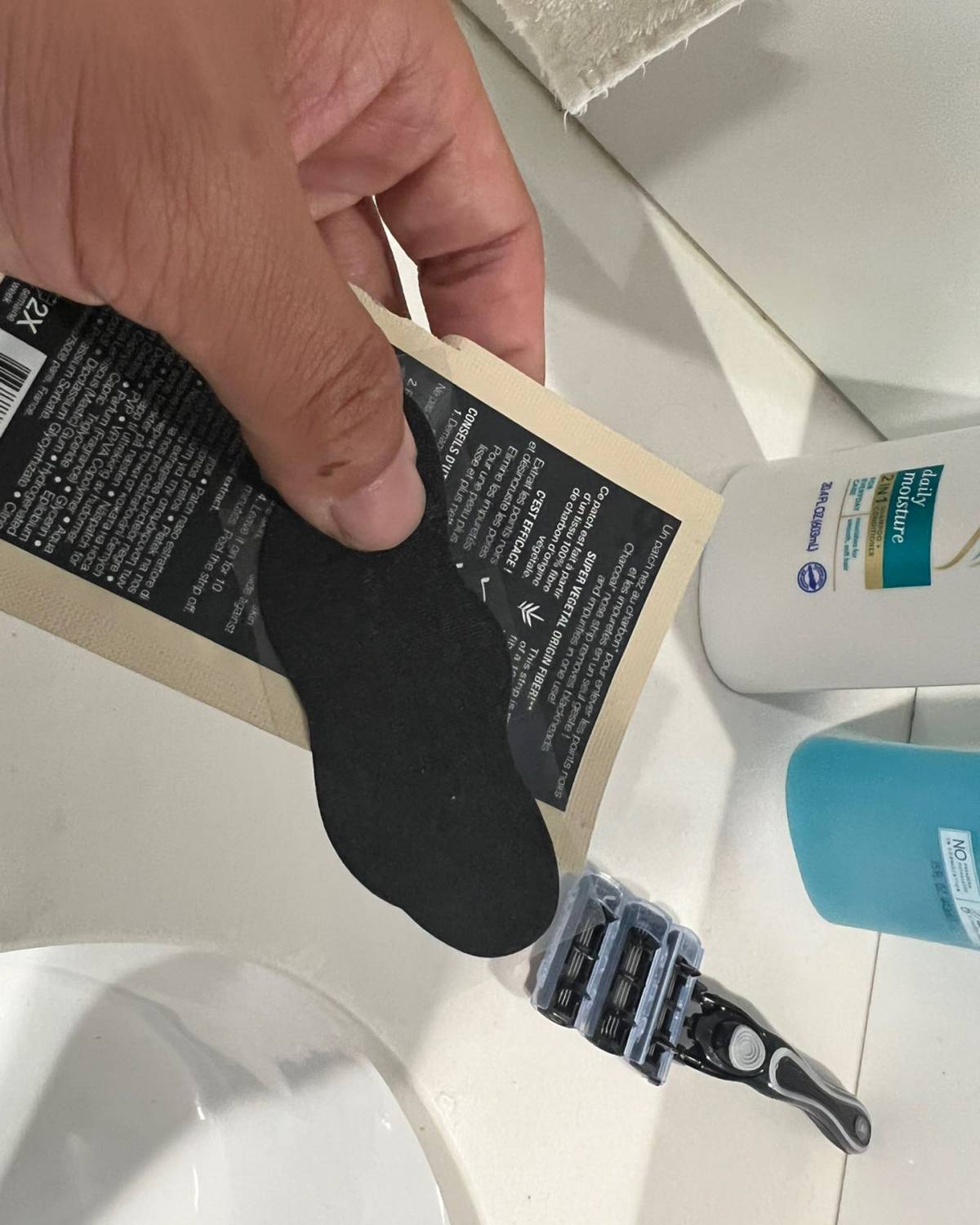 手好的差不多了，估计明天可以正经洗脸了，所以拿出了最后一片鼻