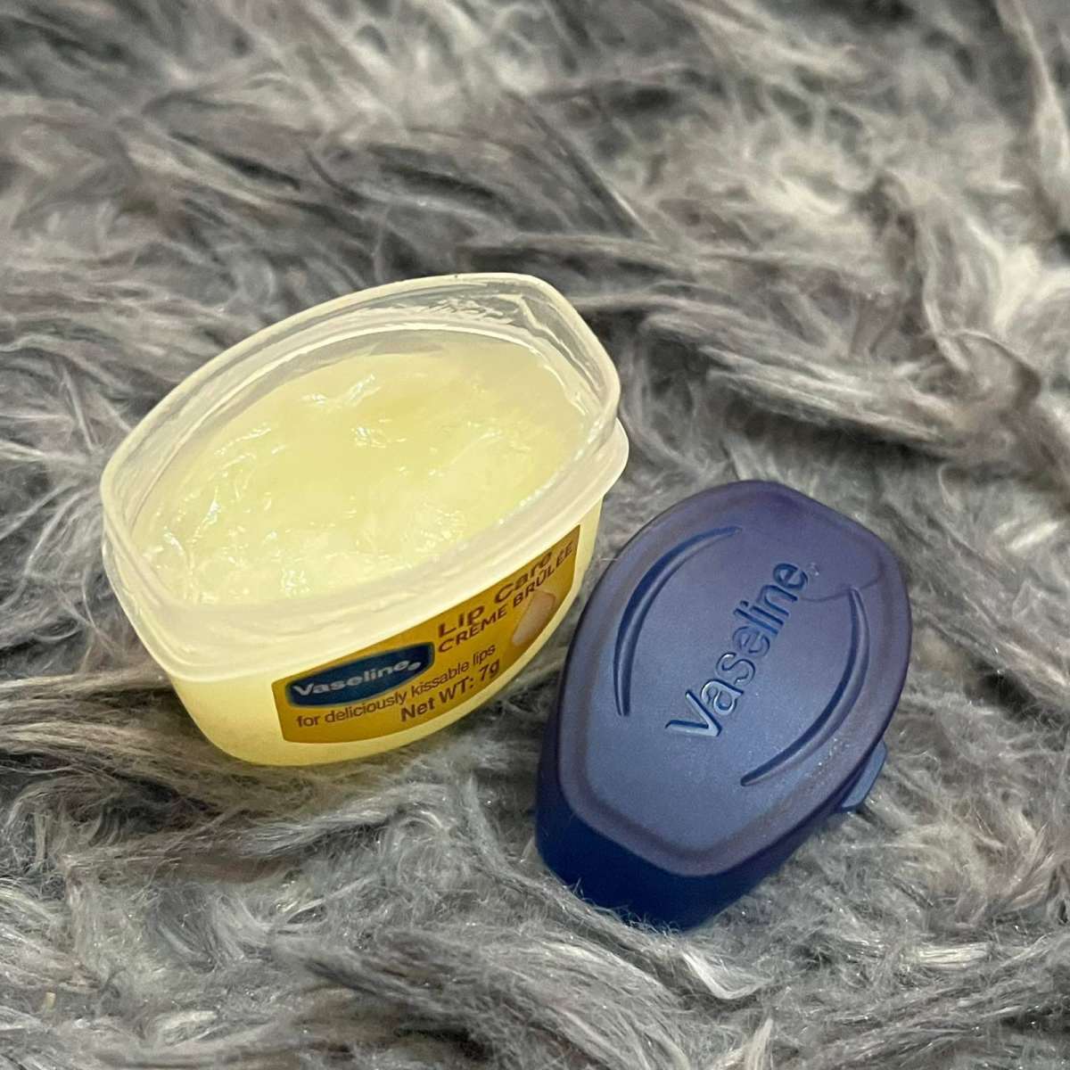 润唇膏方面我最爱的两个产品就是1⃣️凡士林和2⃣️DHC这两