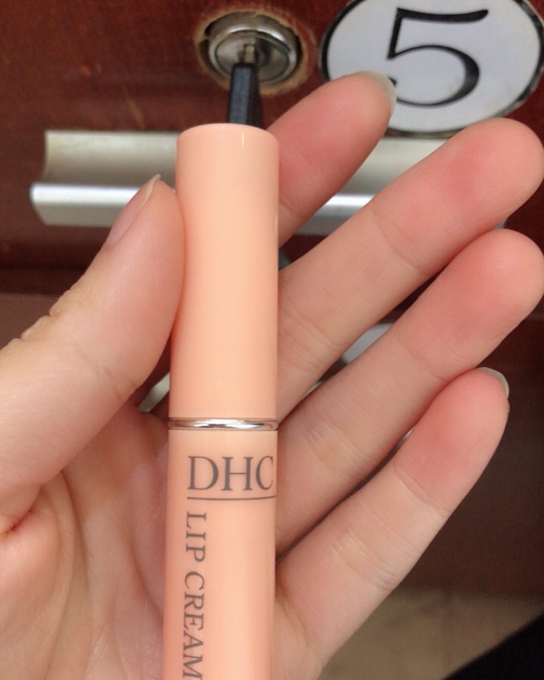 润唇膏方面我最爱的两个产品就是1⃣️凡士林和2⃣️DHC这两