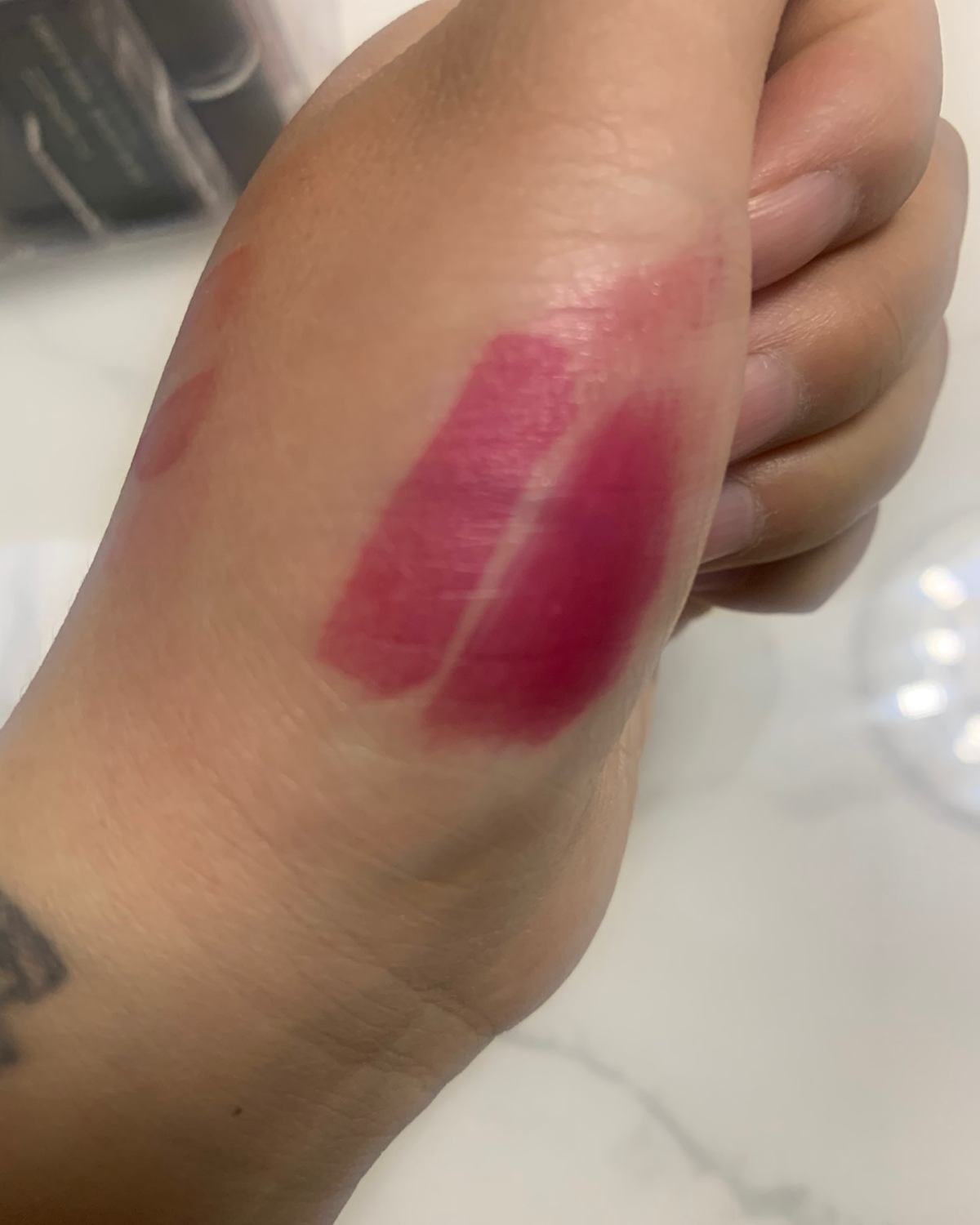 这是我MAC**支唇釉，非常滋润，不显唇纹，深红色，水光感十