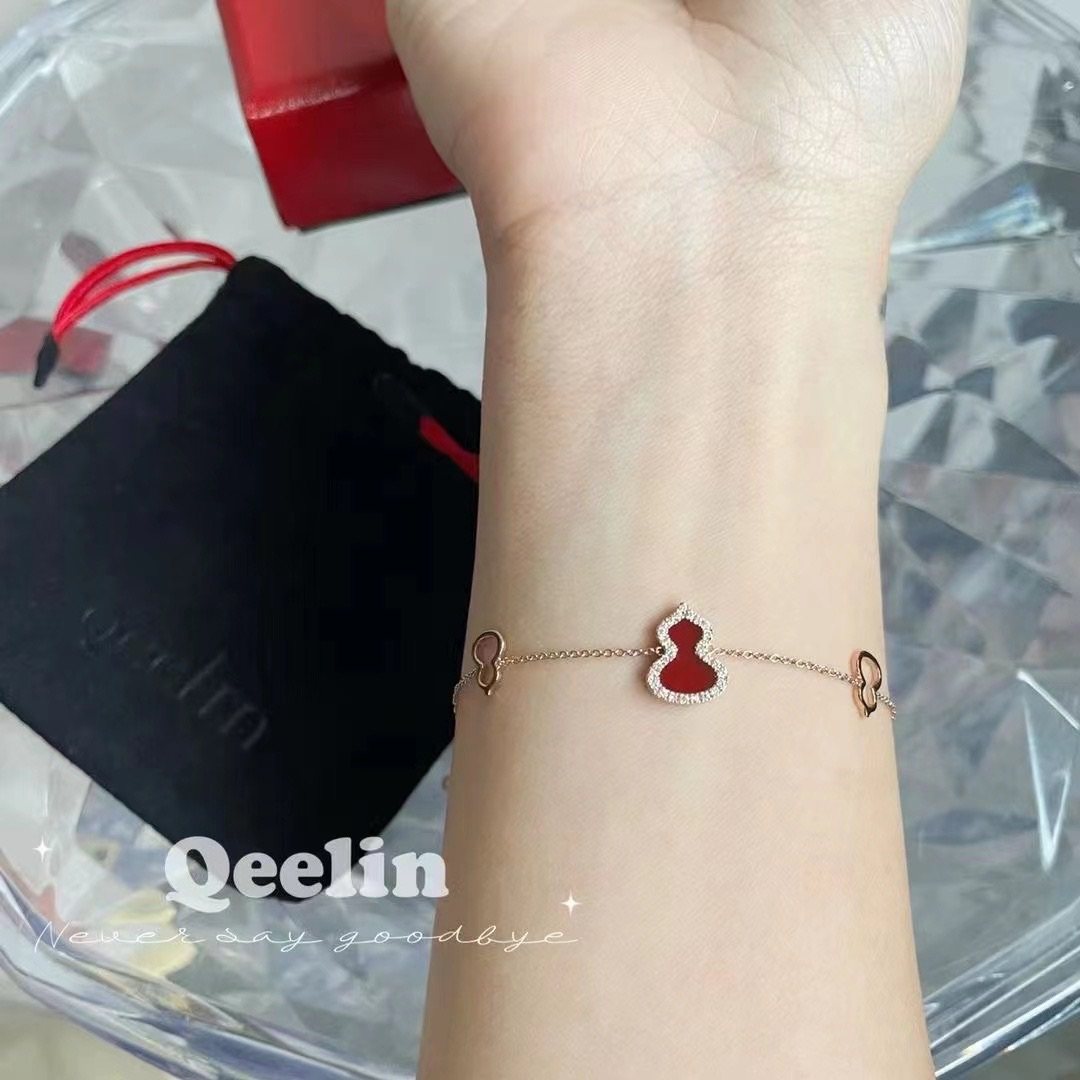 国内现货  Qeelin 三个红葫芦 手链~   中间超闪，