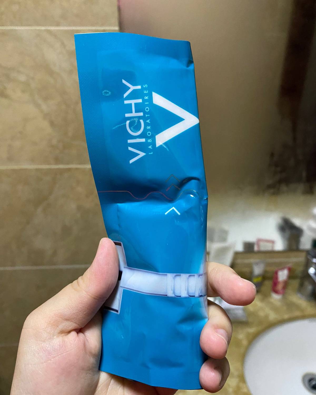 这个面膜是我一分钱买的，收到之后觉得包装费劲，一直没动，今天