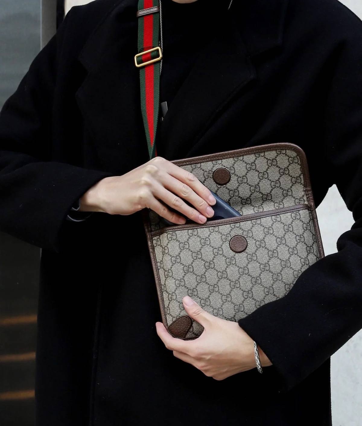 Gucci家的这只腰包也是很🔥， 甚至可以说是烂大街的款，