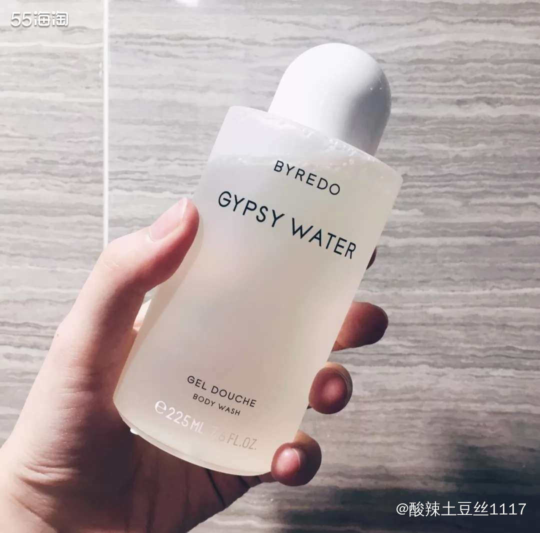 百瑞德的造型就是按极简设计的，圆润的瓶口和瓶身，恰到好处的手