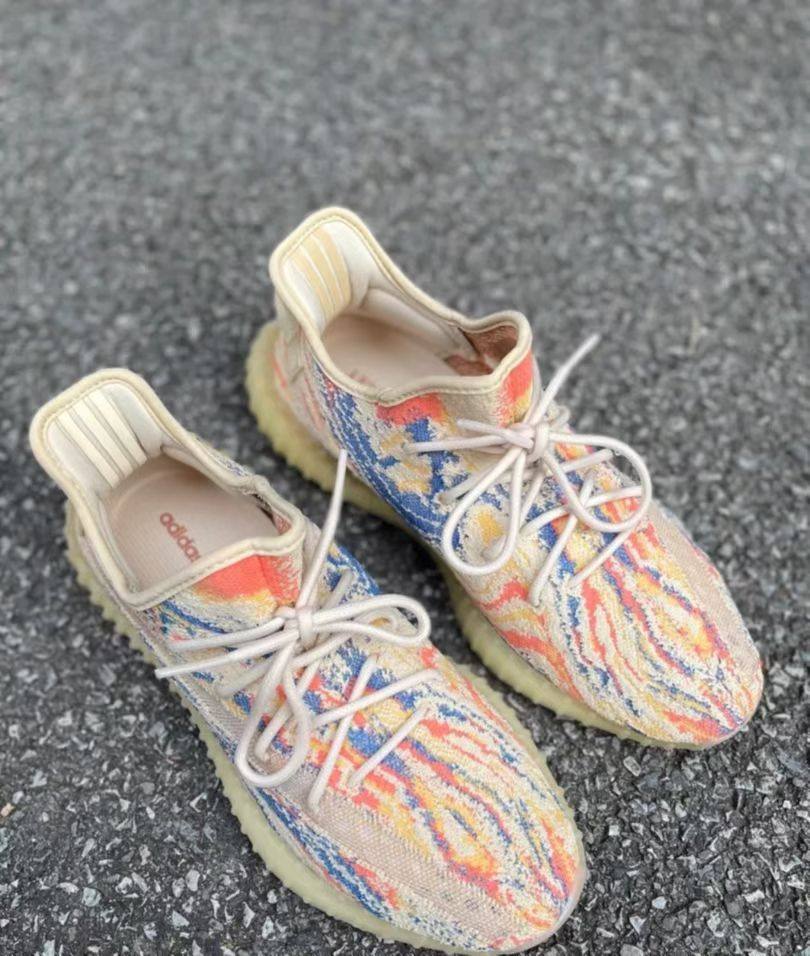 🌻adidas Yeezy 350 混色暴龙兽，全鞋运用橙
