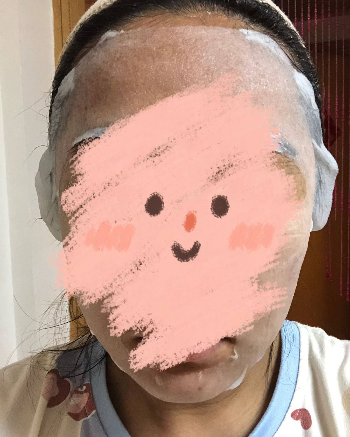 今天敷的是小红书人气很高的补水面膜，蒂佳婷的蓝丸，护肤品这个