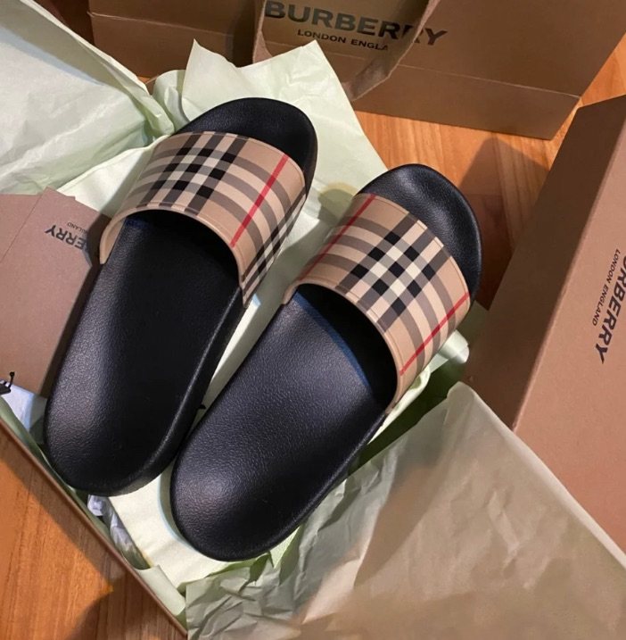 ◾️ 巴宝莉burberry经典款格子纹拖鞋，时尚又简约  