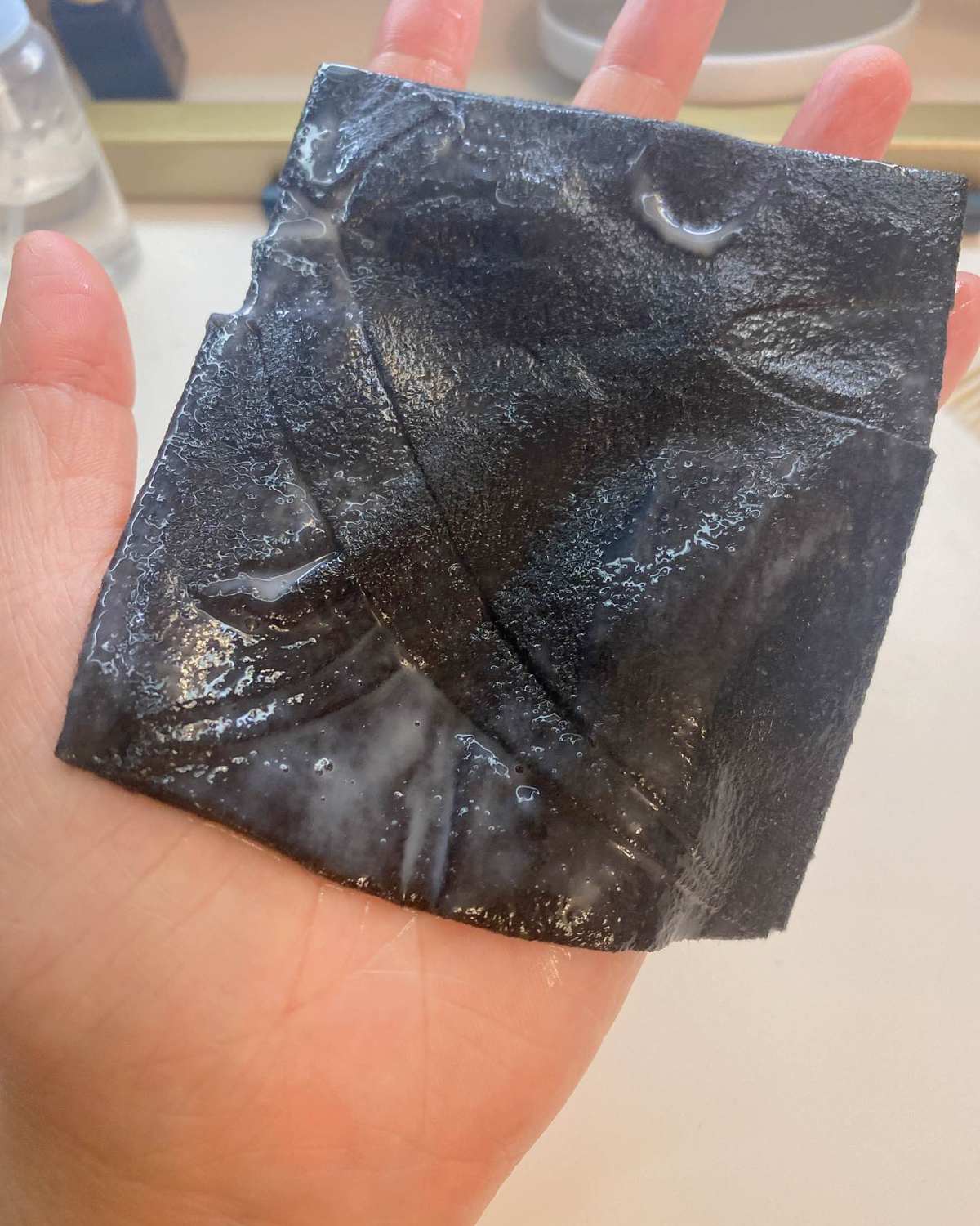昨天吃了烧烤和小龙虾🦞 今天脸上就爆了两颗痘😭  一时贪