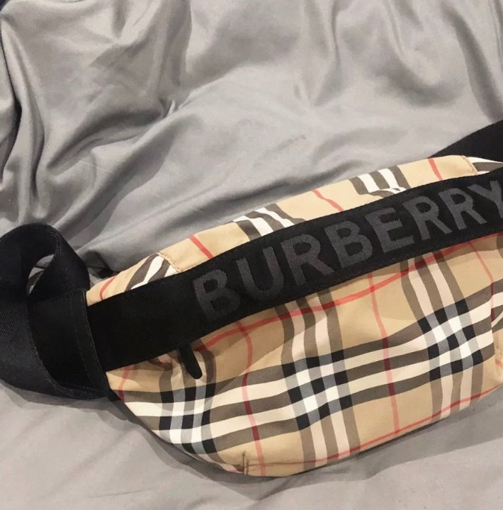 🔳一款特别适合夏天背的burberry腰包，容量也很不错 