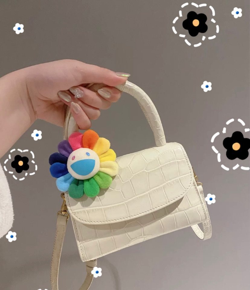 村上隆堪称现下最火最巨影响力的艺术家之一，太阳花系列的周边产