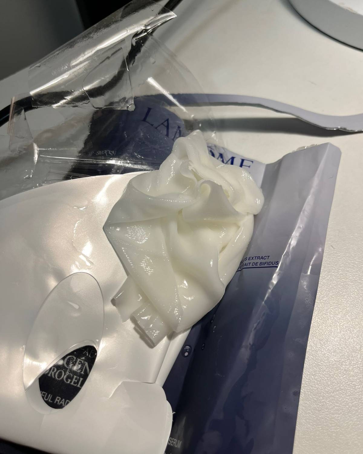 突然想到自己还有一片兰蔻圣诞礼盒送的小黑瓶面膜，今天就敷它了