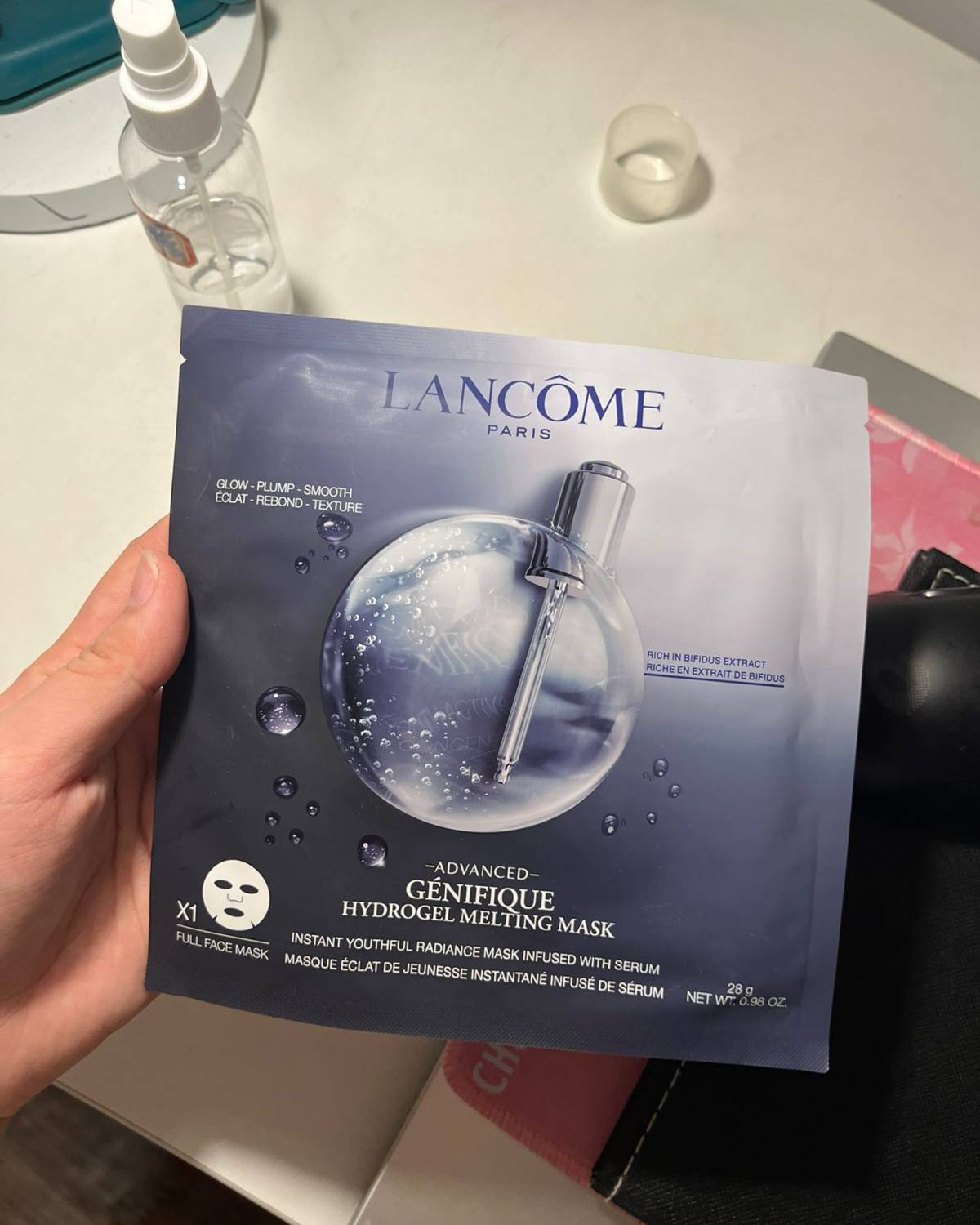 突然想到自己还有一片兰蔻圣诞礼盒送的小黑瓶面膜，今天就敷它了
