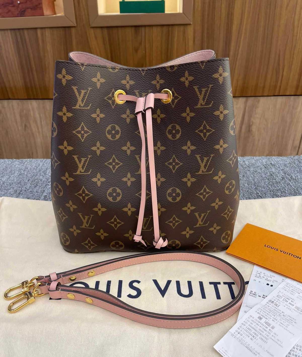 ✅LV这只水桶包从上市开始就很火，价格也是一路飙升。之所以想