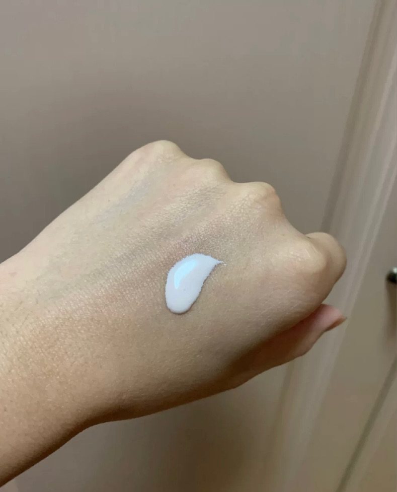 今天给大家来介绍下我的日常好物，怡丝丽尔乳液。这款是乳液质地