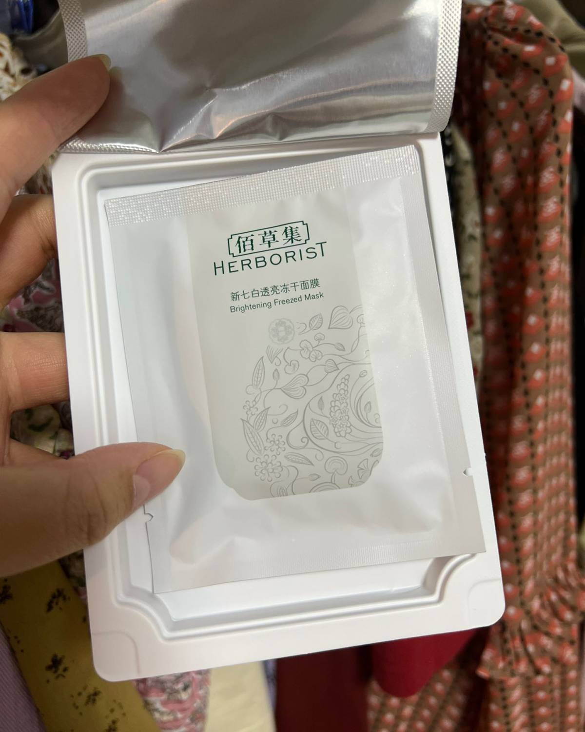 🔍膜布挺大，大脸友好型，肉肉脸也包裹的很好！上脸挺服贴，滑