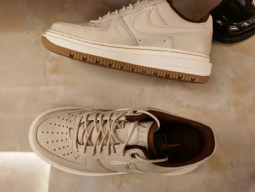 同样是Nike Air Force 1 Low Luxe，这
