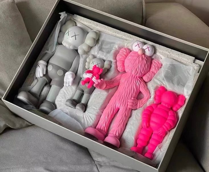 💒kaws family 粉色一家人潮玩摆件，桌面装饰也来