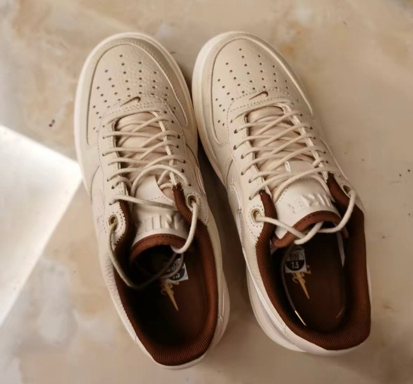 同样是Nike Air Force 1 Low Luxe，这