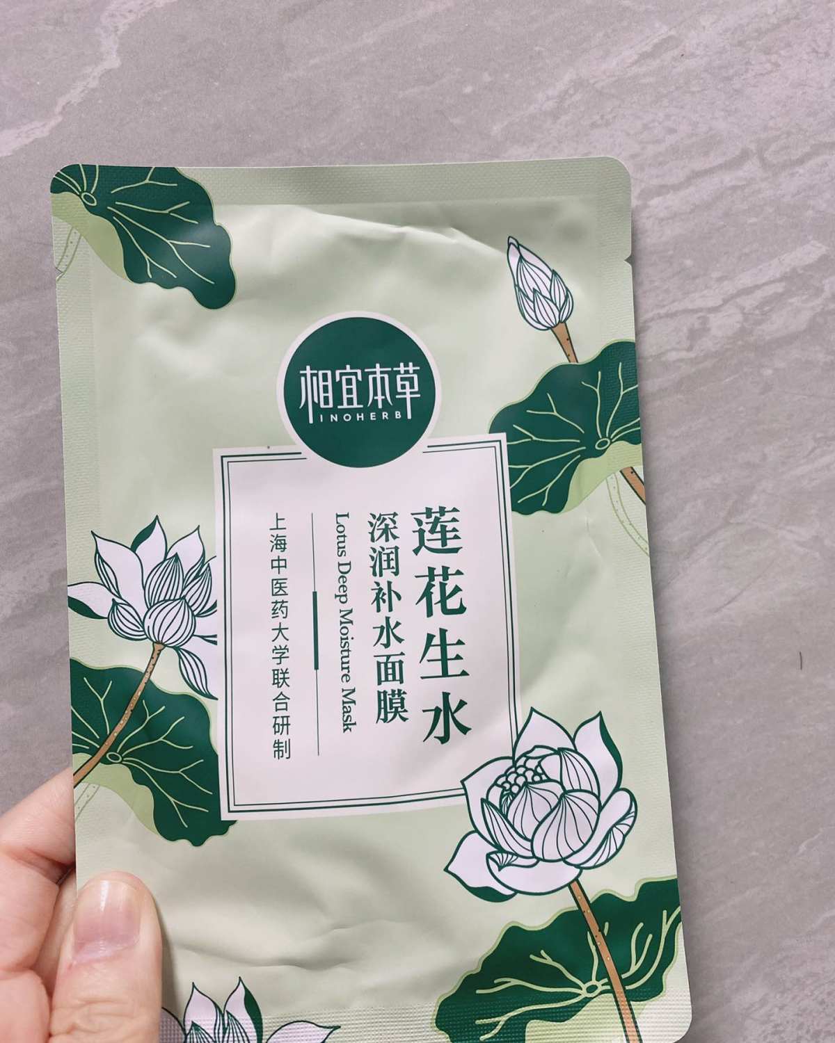 这款面膜是买她家冻干面膜送的赠品，今天刷酸了，我怕爆皮，每次