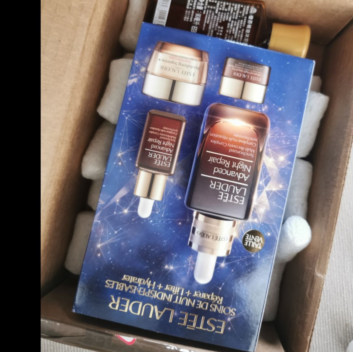 最近到的都是雅诗兰黛的~  商品明细:雅诗兰黛套装+赠品 购