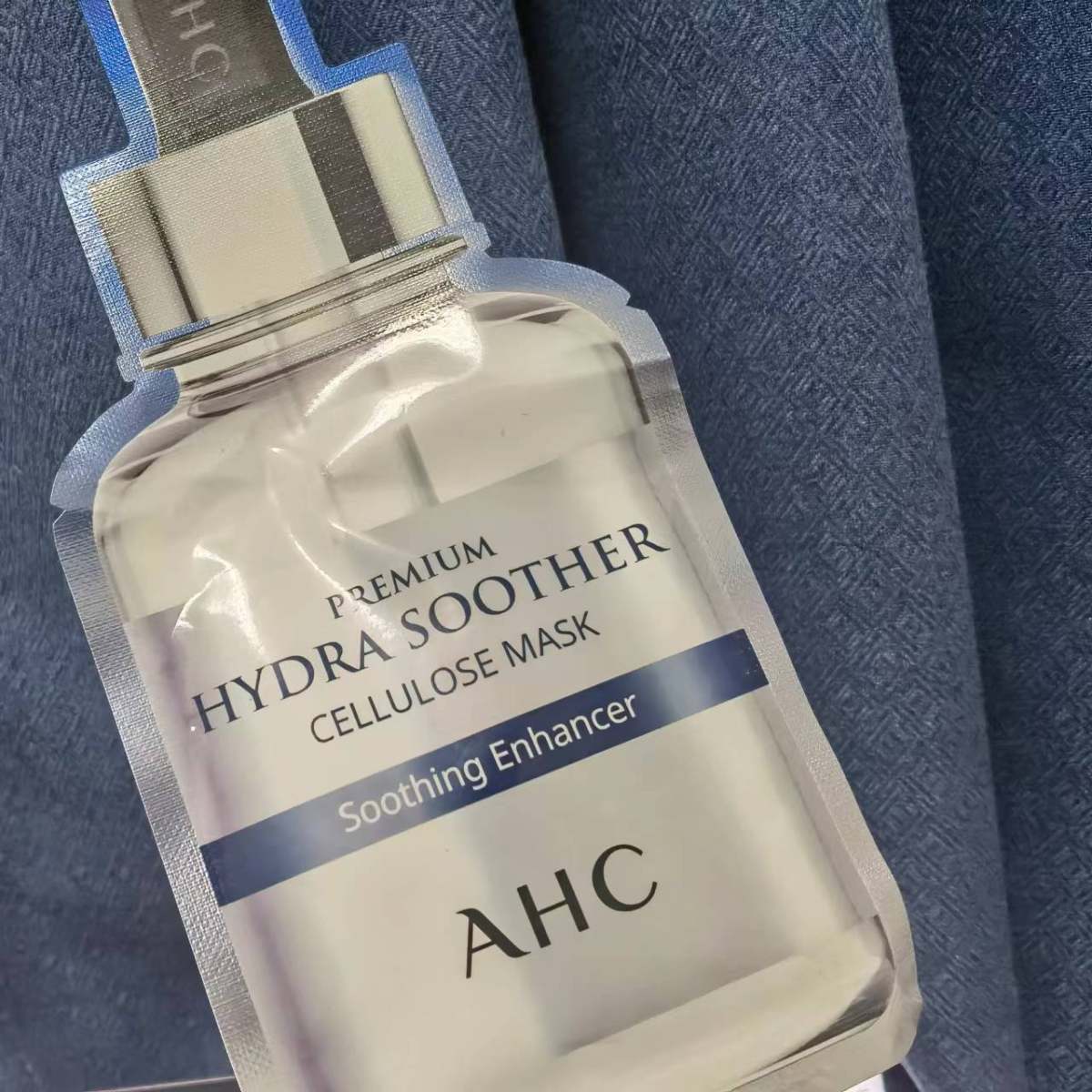 AHC面膜首先在敷这个面膜之前最好放在冰箱冷冻一会， 等后面