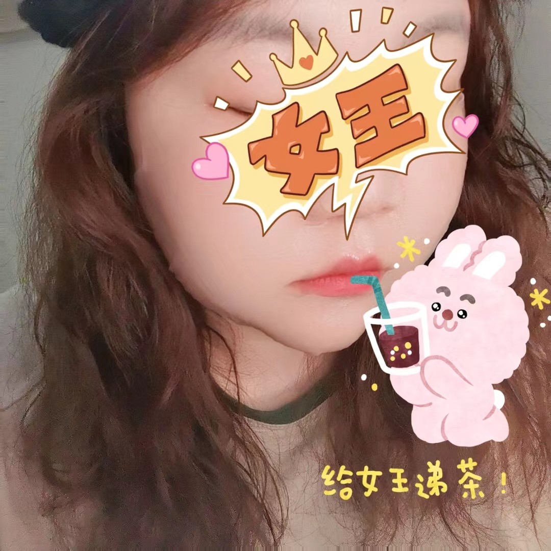 AHC面膜首先在敷这个面膜之前最好放在冰箱冷冻一会， 等后面