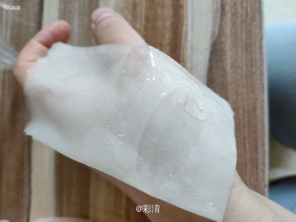 昨晚做的水杨酸面膜，今天就要给皮肤喝饱水分，平时就喜欢用眼霜