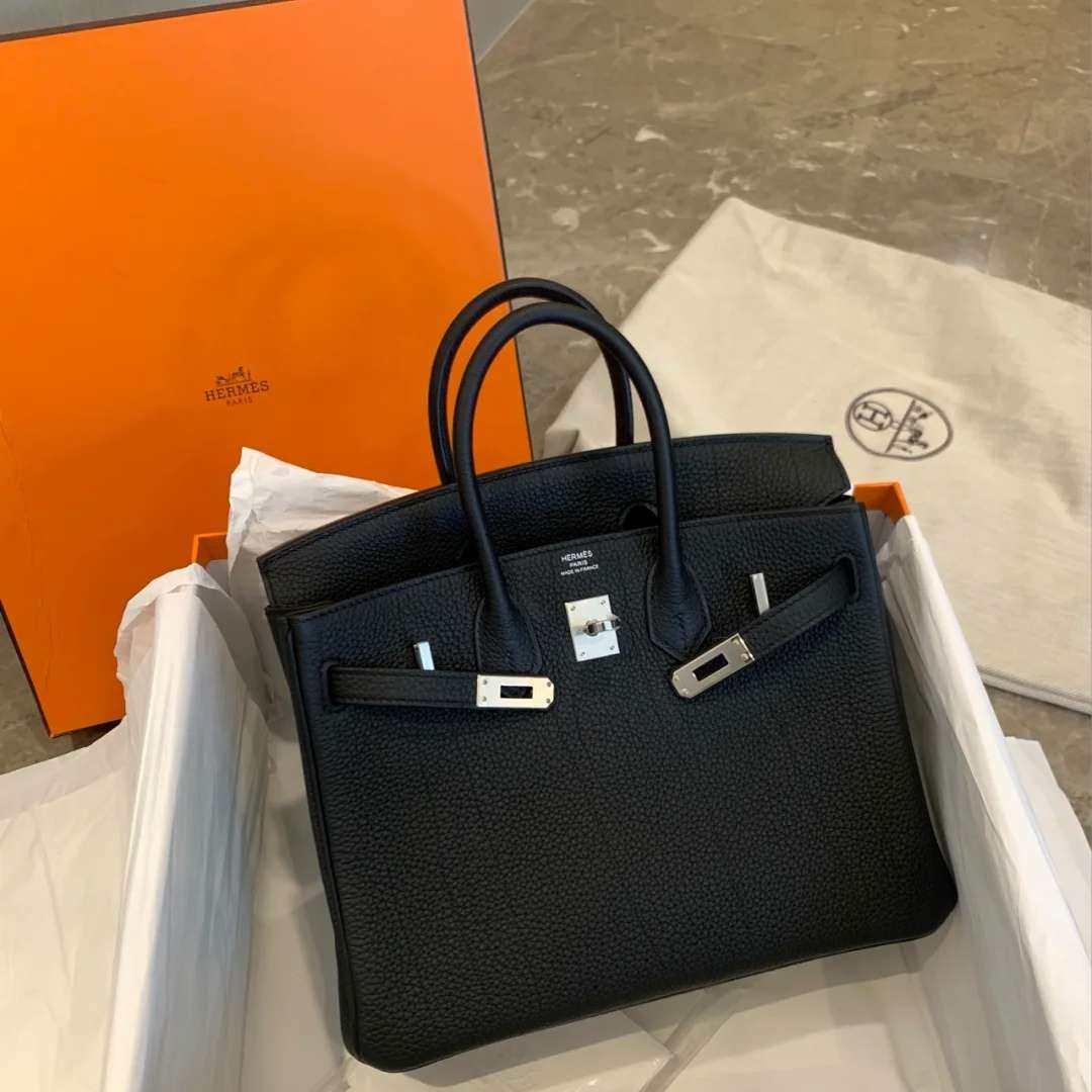 StockX是近几年比较火的爱鞋人士和时尚潮人爱去的购物平台