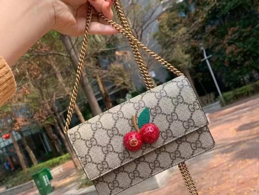 Gucci樱桃链条包，质量太感人了吧，长得太好看了。 材质牛