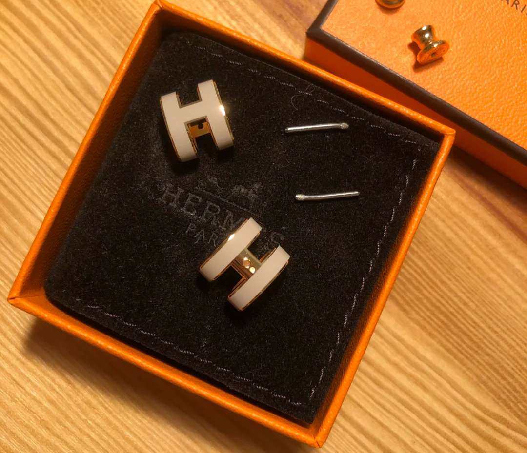 耳环是我饰品类非常喜欢的单品，高端耳环除了香奈儿我觉得很好看