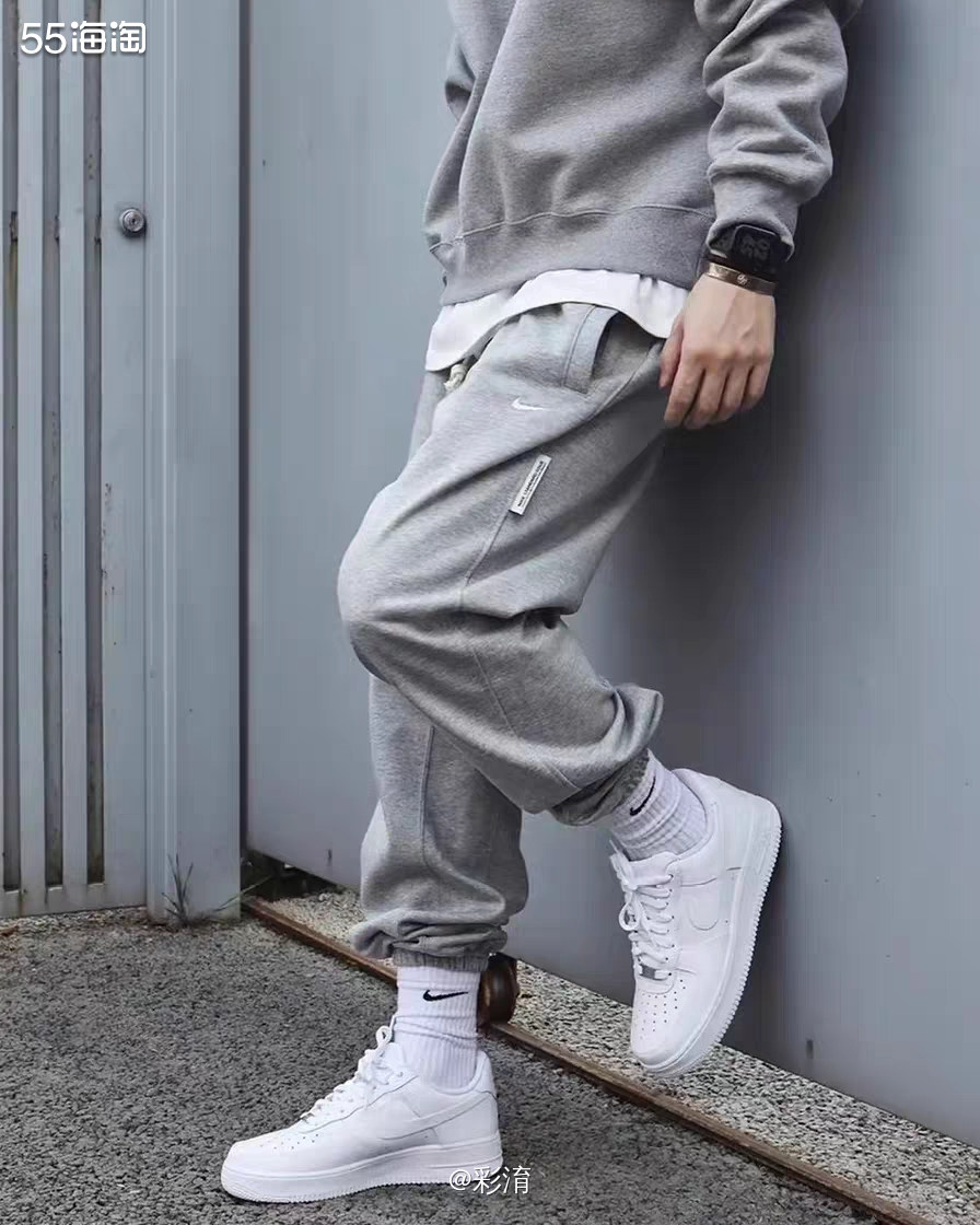 记得当年穿第一双nike家的鞋子就是这款小白鞋，这款纯白色空