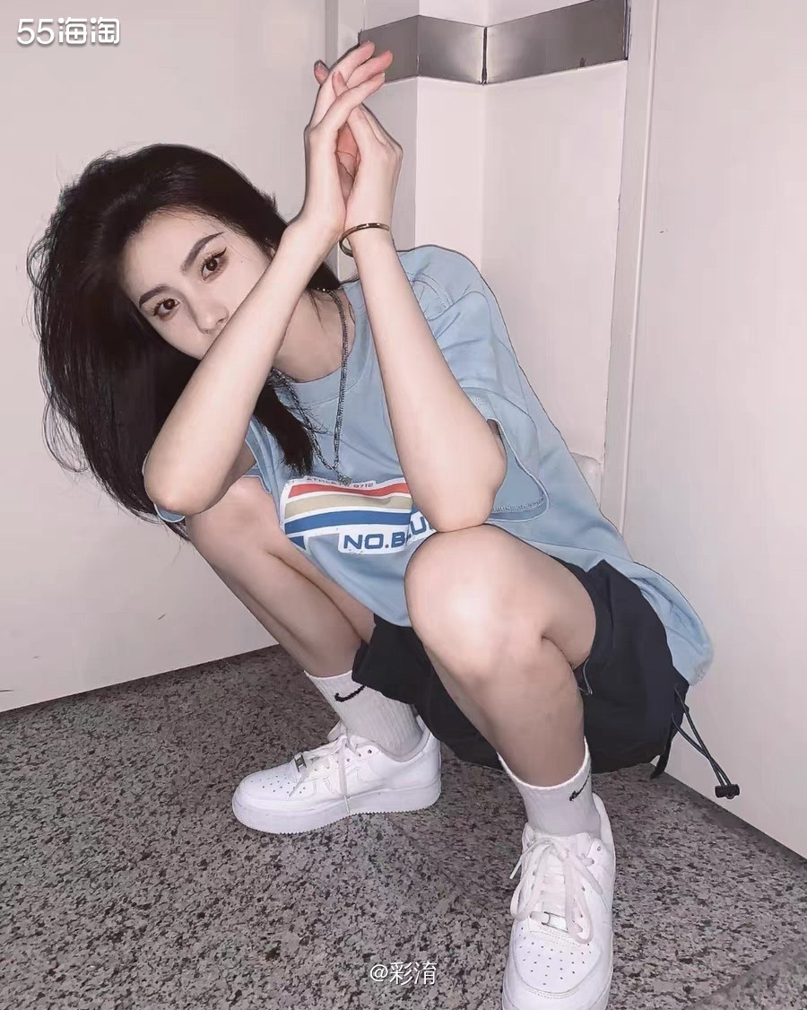 记得当年穿第一双nike家的鞋子就是这款小白鞋，这款纯白色空