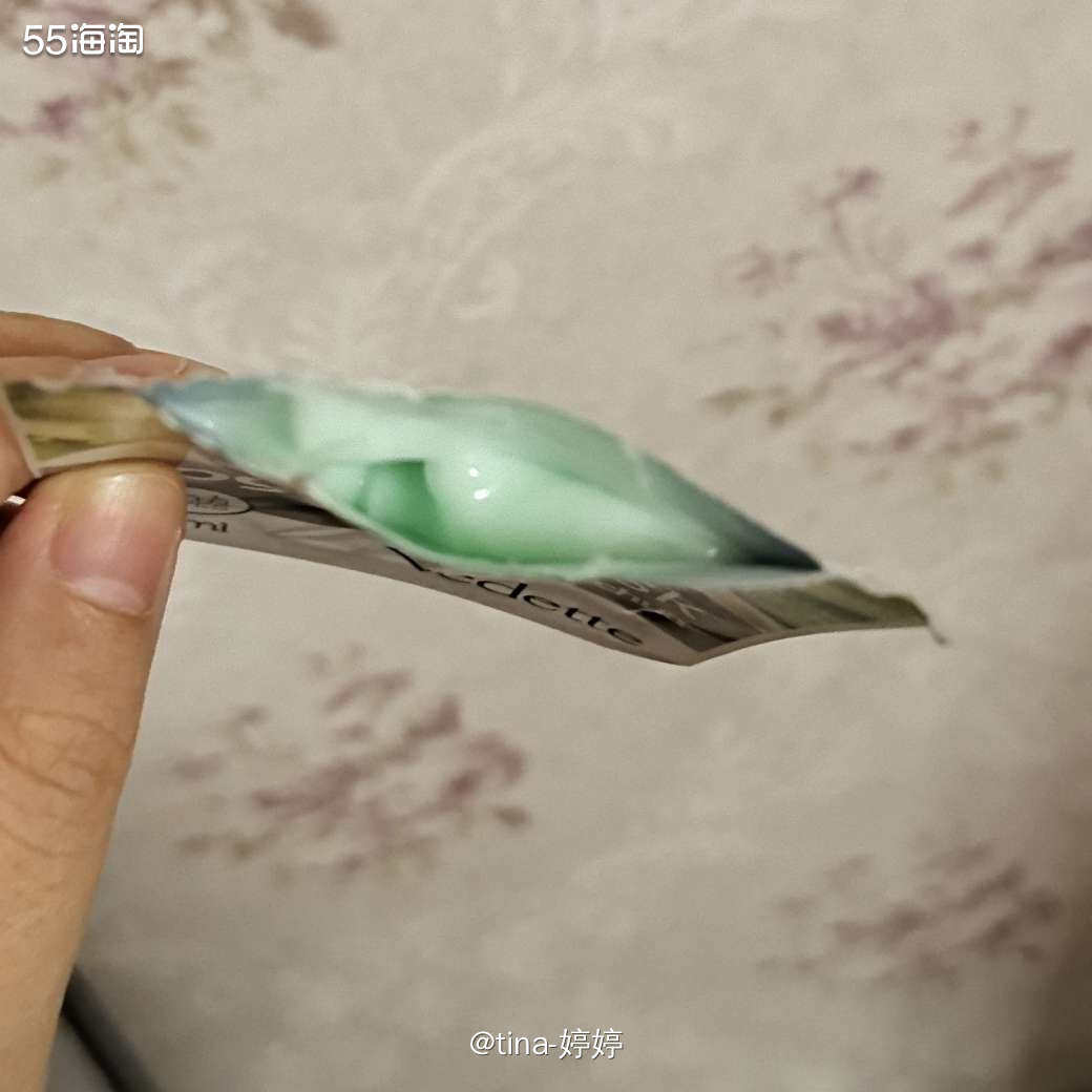 这是我妈妈去年去越南旅游的时候帮我带回来的，反正买下来很便宜