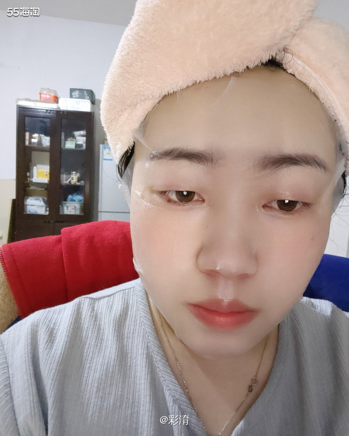 又是在小红书上种草的一款补水面膜，是颐莲玻尿酸补水保湿精华面