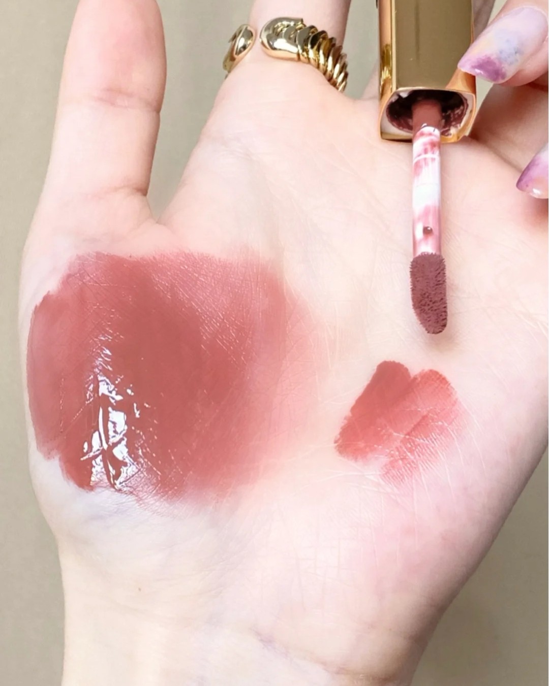 香奈儿双头唇釉火遍大江南北 然而有货的网站少之又少  我开始