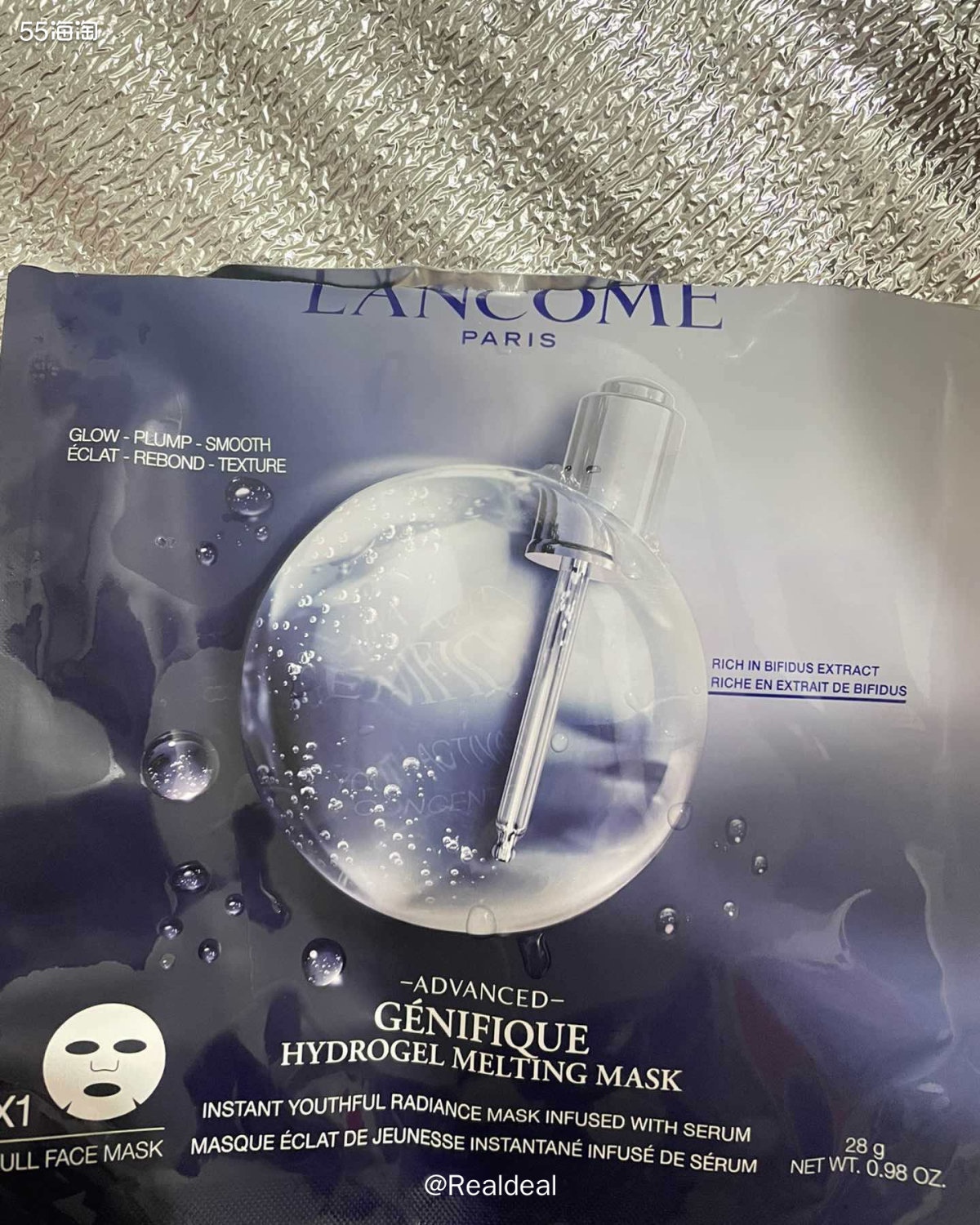 今天敷的面膜是兰蔻的小黑瓶面膜。 质感：这款面膜和一般的贴片