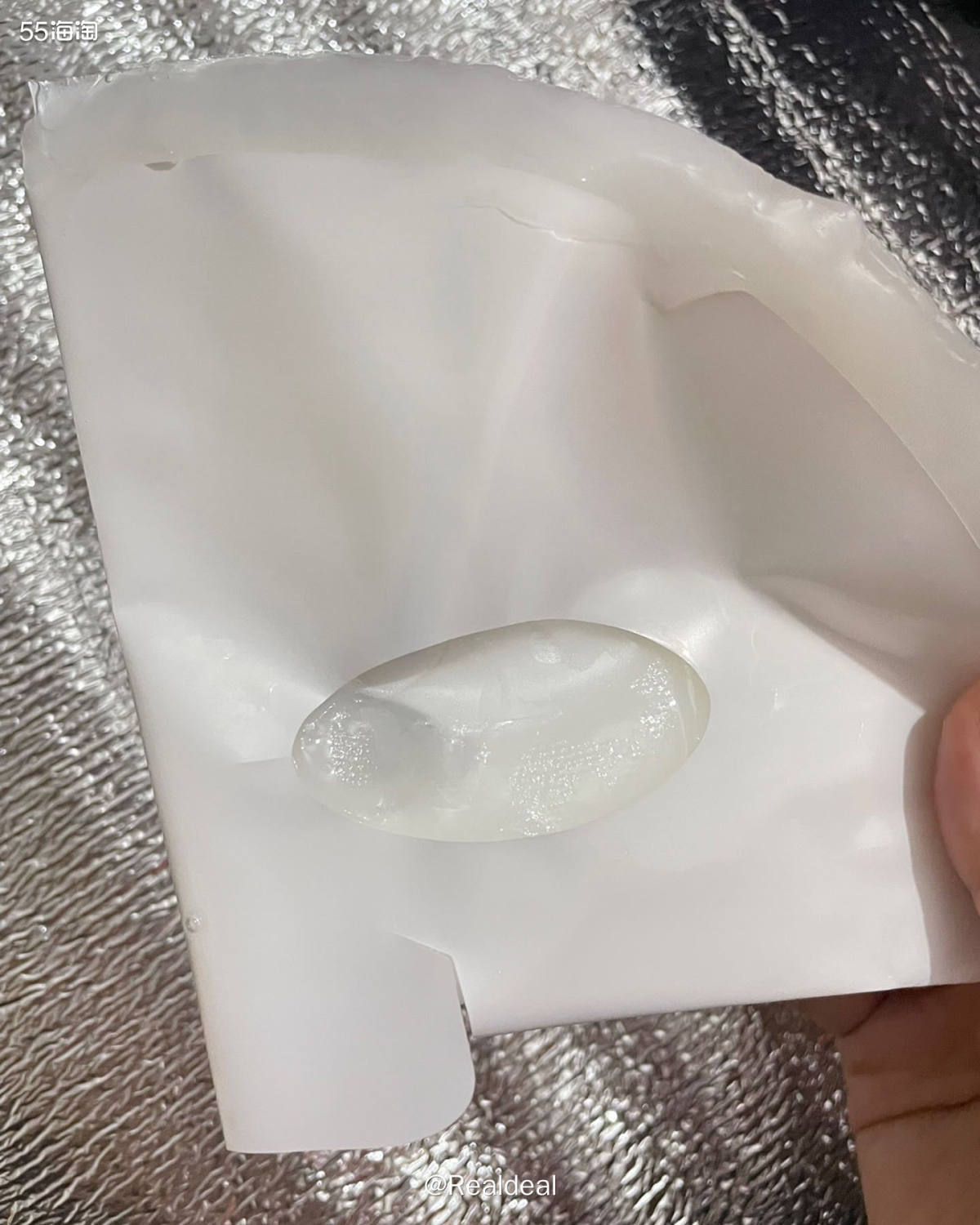 今天敷的面膜是兰蔻的小黑瓶面膜。 质感：这款面膜和一般的贴片